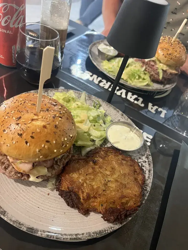 Clara Metret_La taverne_Saint-Gengoux-le-National_review