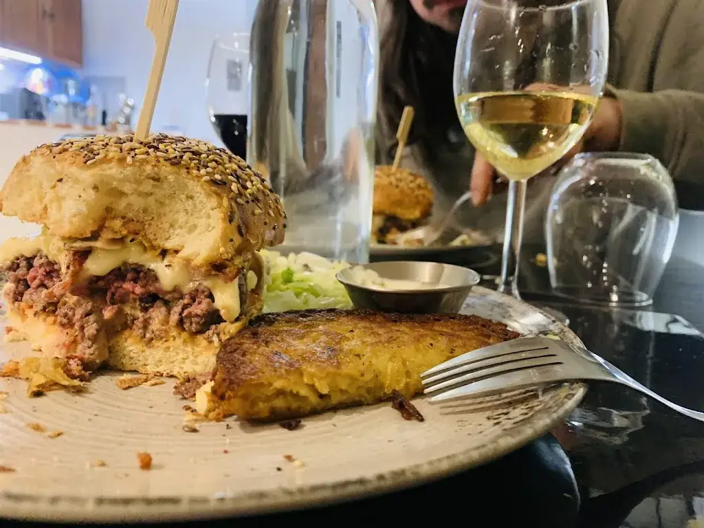 Christal Montouchet _La taverne_Saint-Gengoux-le-National_review