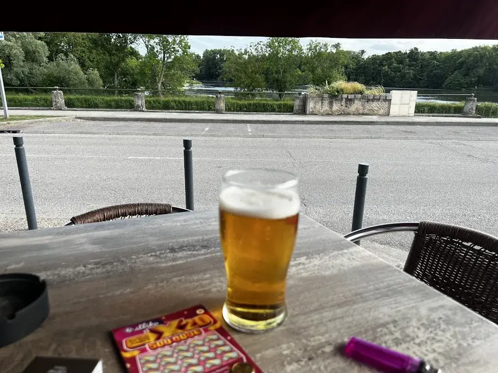 Laitem Laurent café du centre_Saint-Léger-des-Vignes_slider_image_1