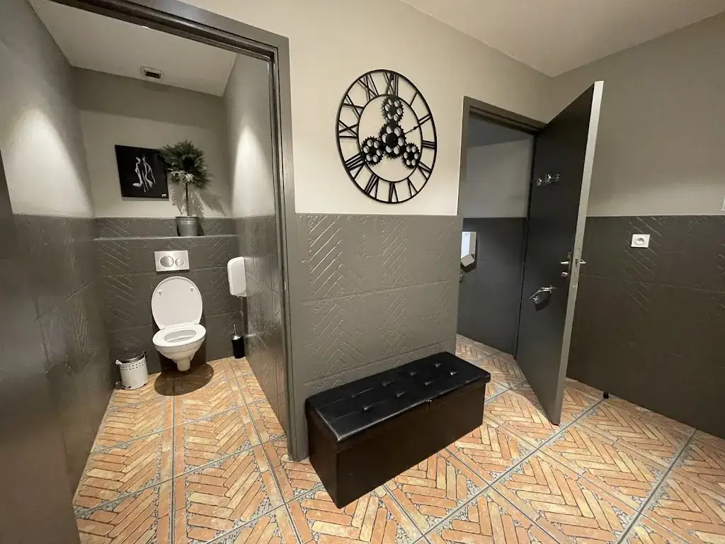 Restroom Man_Le loft_Saint-Marcel_review