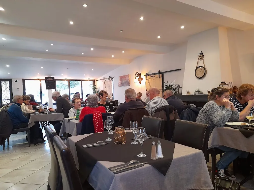 Les Peupliers de Royas restaurant in Royas