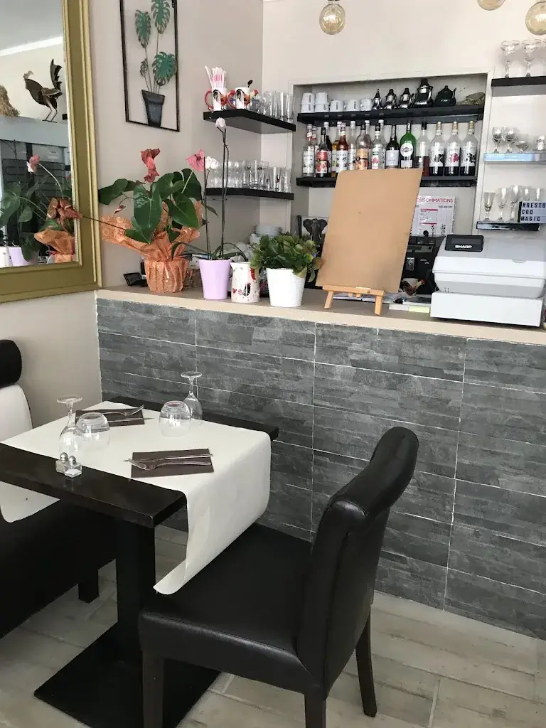 Coq magic restaurant in Saint-Pierre-le-Moûtier