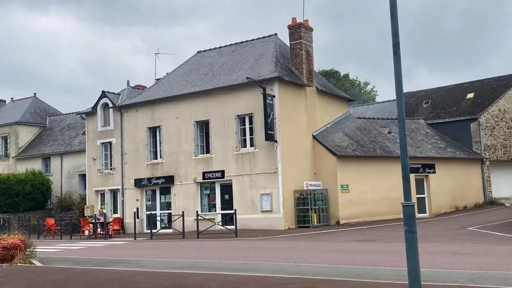 Virginie Herbo_Le Jennifer_Sainte-Suzanne-et-Chammes_review