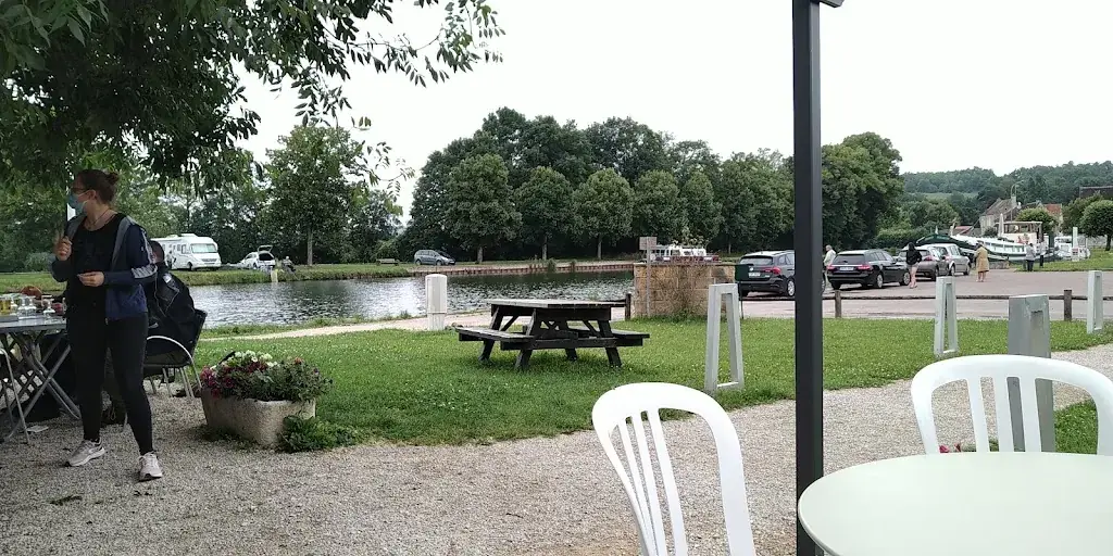 Joelle Dufour_Bar Restaurant le Port_Tanlay_recensione