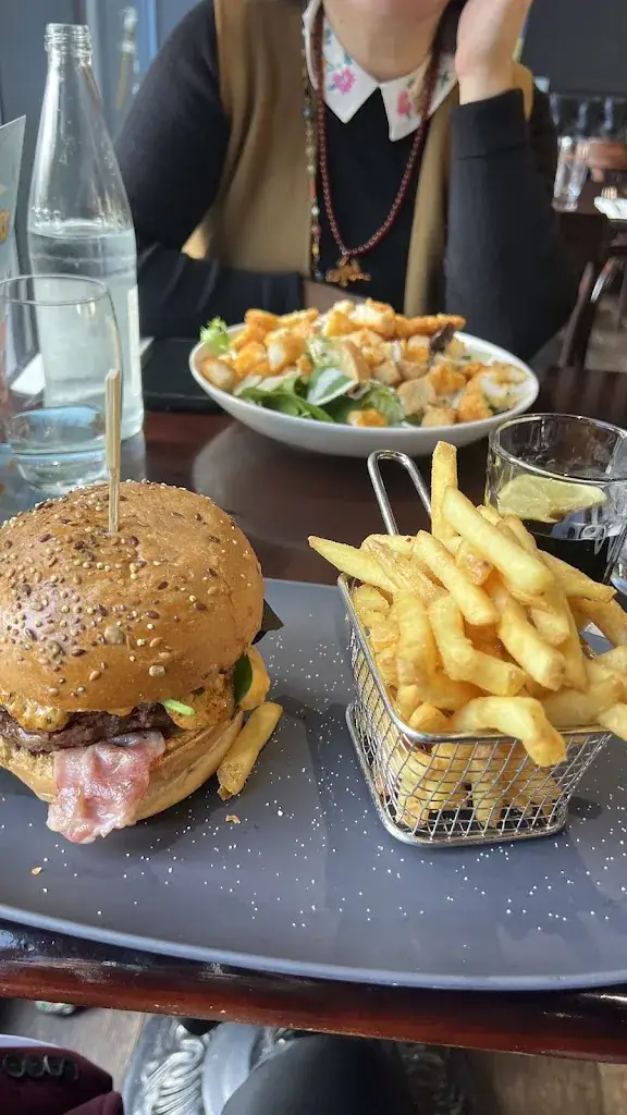 Parmida Poormakhtoom_Au Bureau - Pub et Brasserie_Belfort_recensione