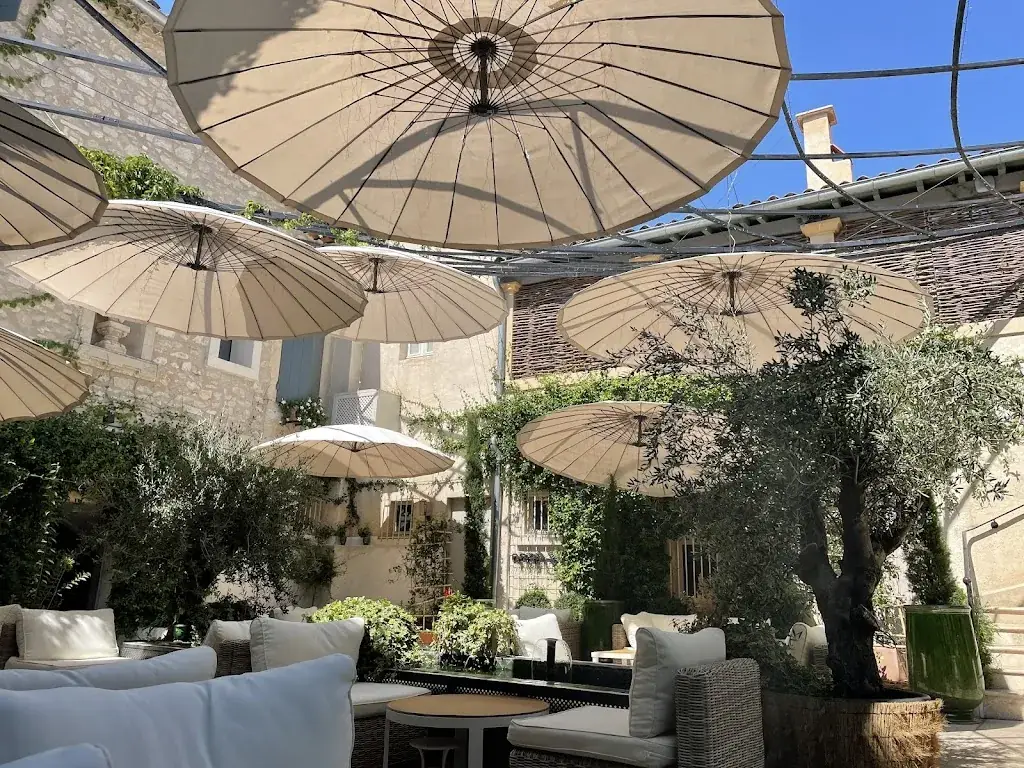 Holger Nauheimer_Fanny rey et jonathan wahid_Saint-Rémy-de-Provence_review