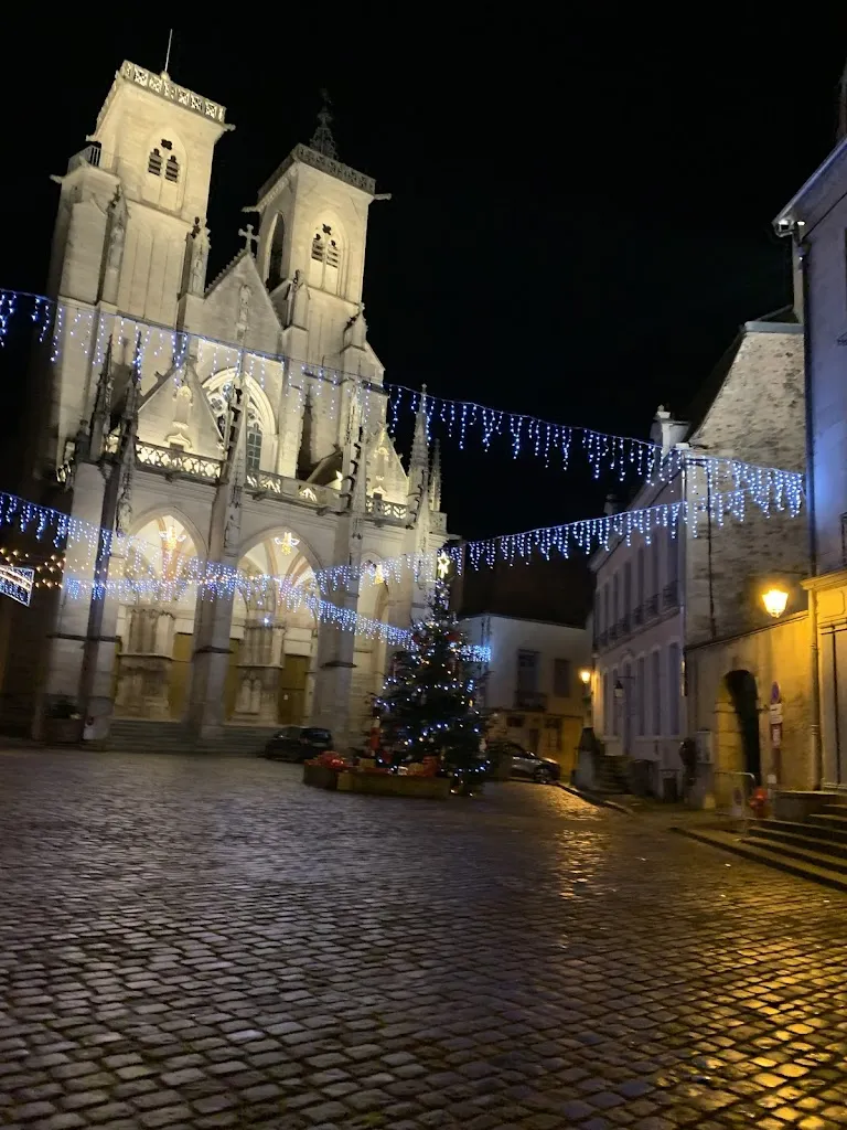 Mariya Sharma_Le Saint Vernier_Semur-en-Auxois_recensione