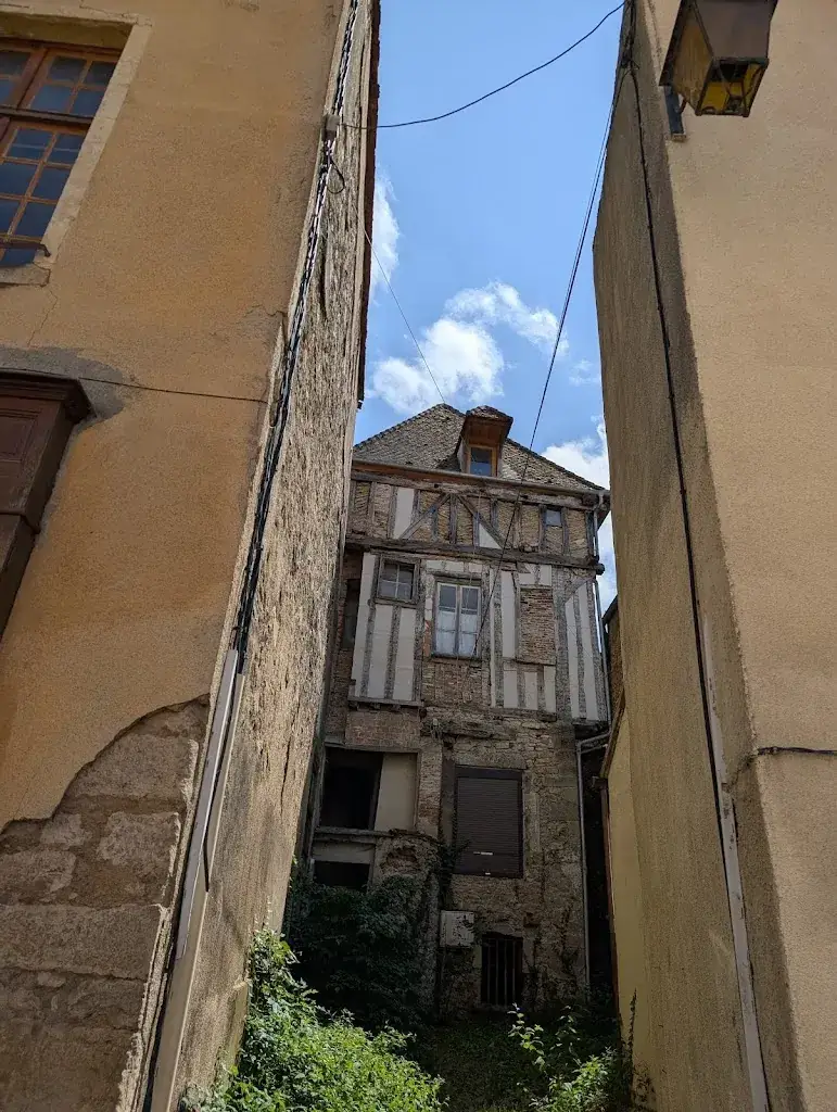 Pak-Ming Wan_Cité médiévale de Semur-en-Auxois_Semur-en-Auxois_review