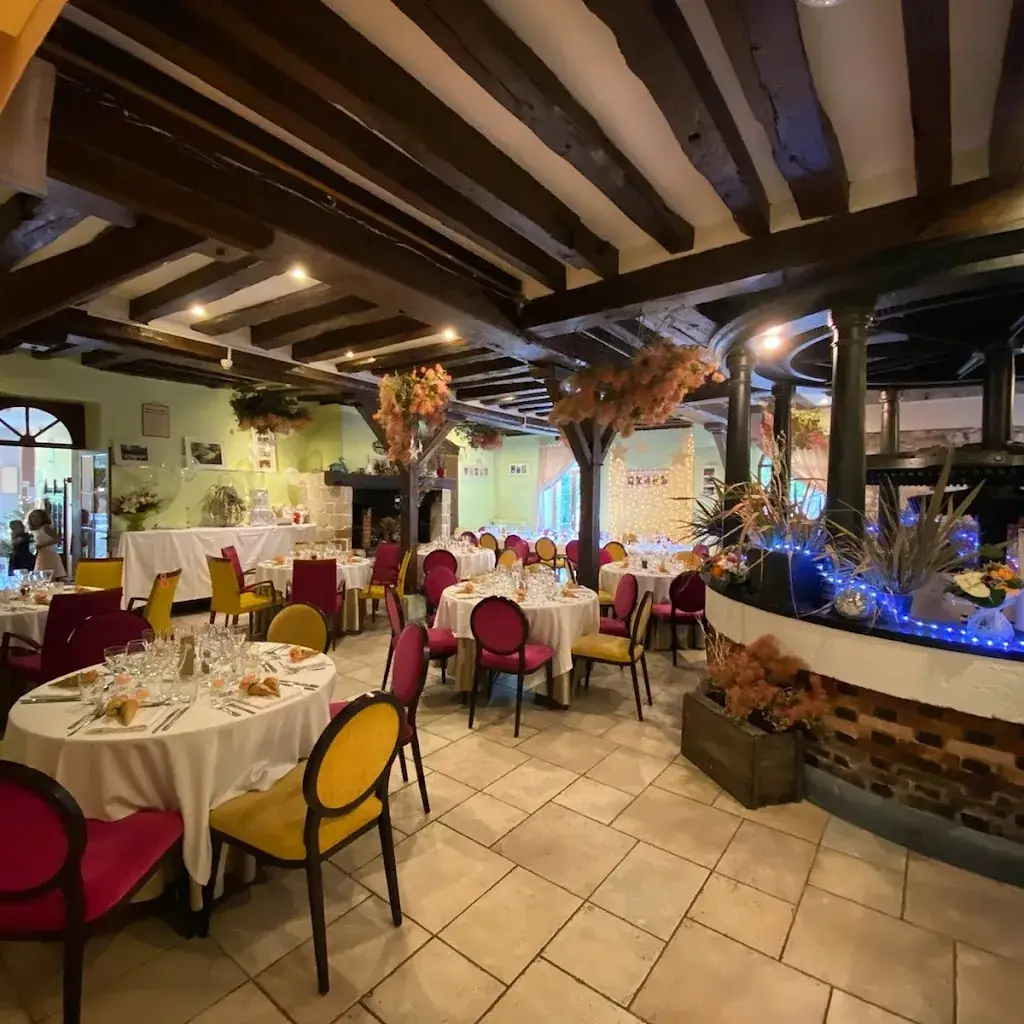 Auberge des Vieux Moulins Banaux restaurant in Villeneuve-l'Archevêque