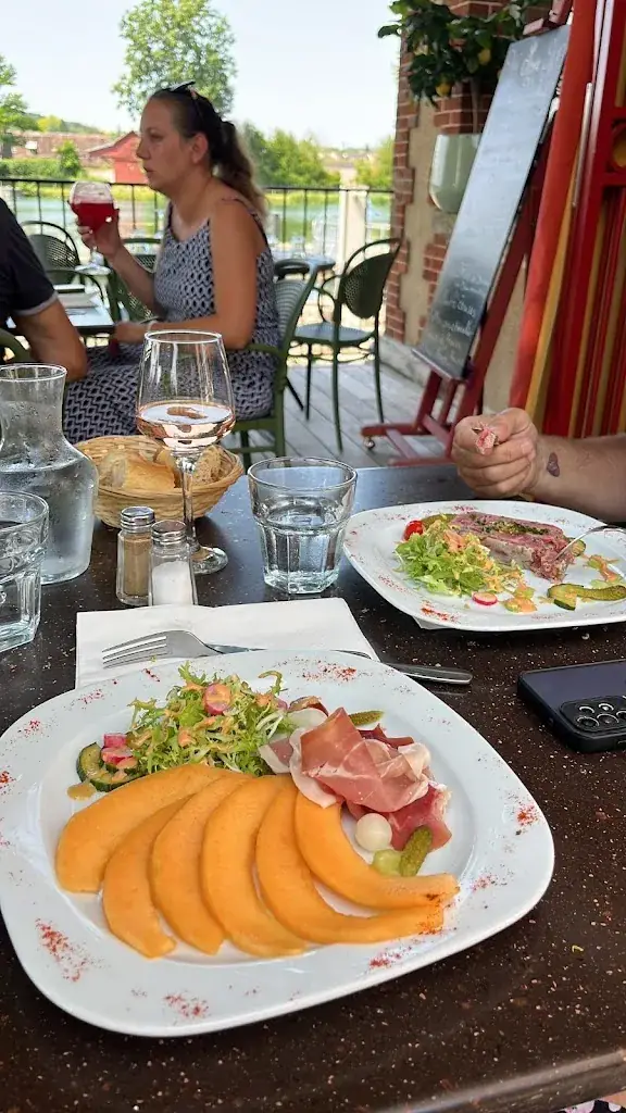 Stephanie Amand_Le Vieux Tilleul_Villeneuve-sur-Yonne_review