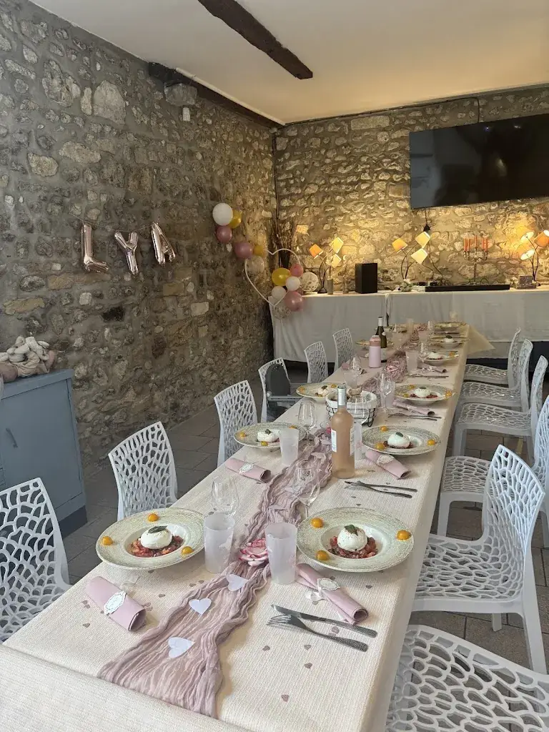 Le 12 Faubourg Saint Laurent restaurant in Villeneuve-sur-Yonne