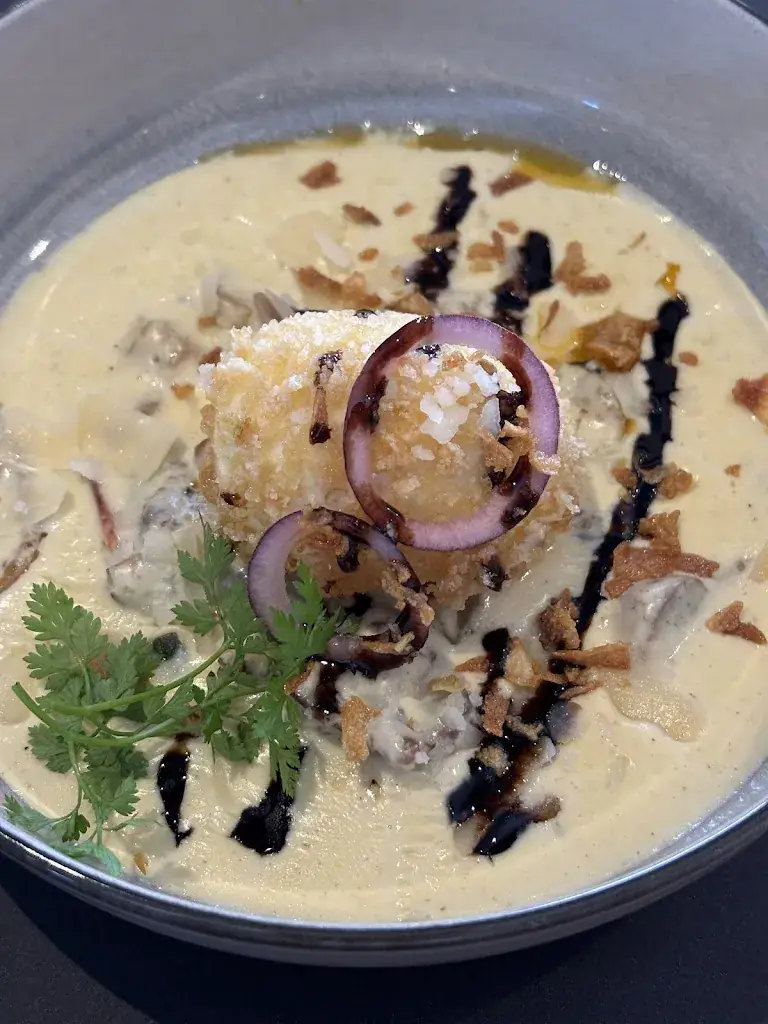 Erika Bars_La table d'Hippolyte_Cesson-Sévigné_review