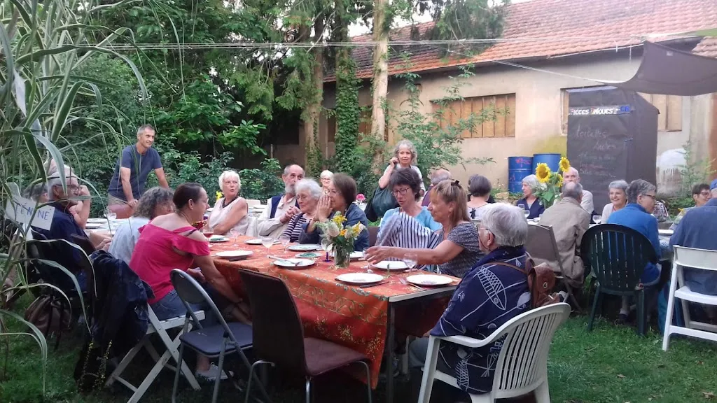 Café Associatif l'Embarqu' restaurant in Tournus