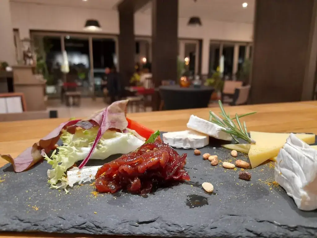 Le Maxime's_Alixan_slider_image_2