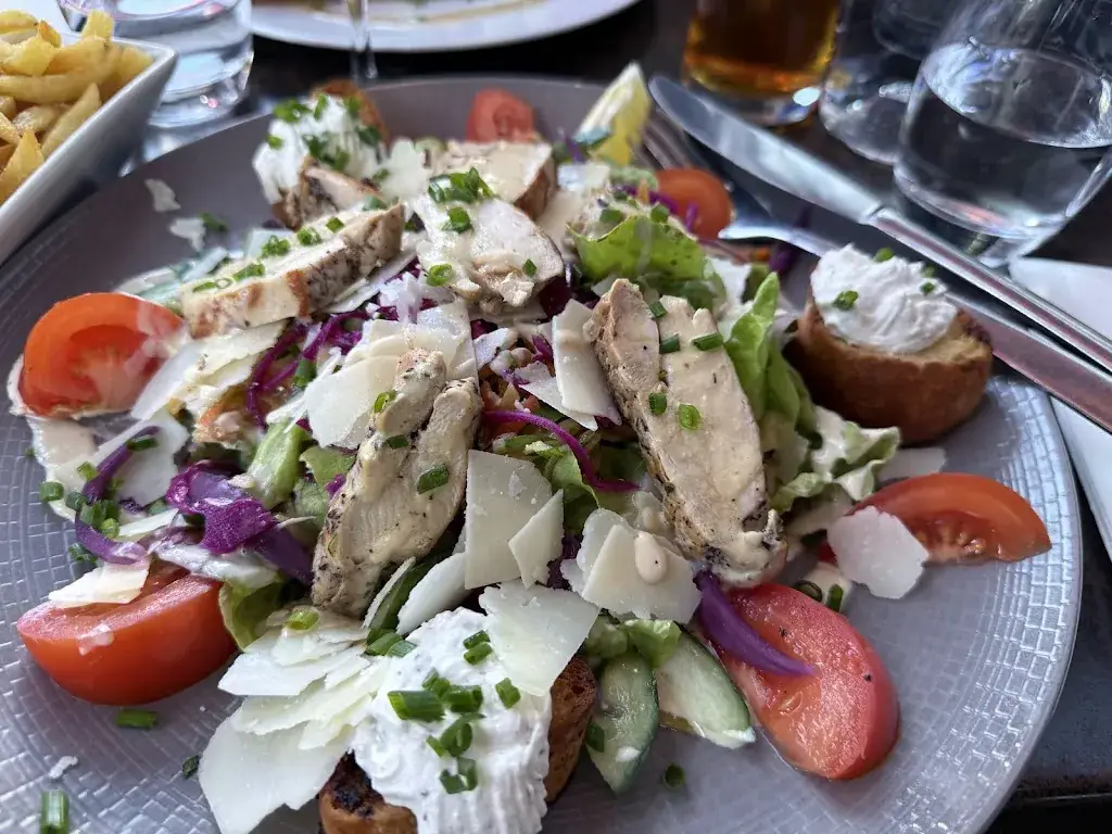 Mike Cairns_La Voile Blanche_Larmor-Baden_review