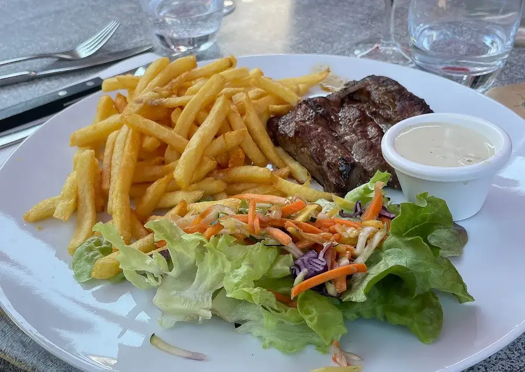 SJ Mack_La Voile Blanche_Larmor-Baden_review