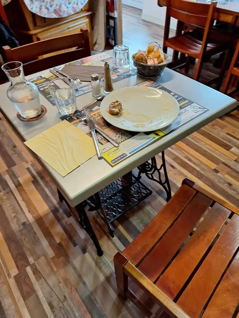 Tempo Bistro Resto restaurant in Baud