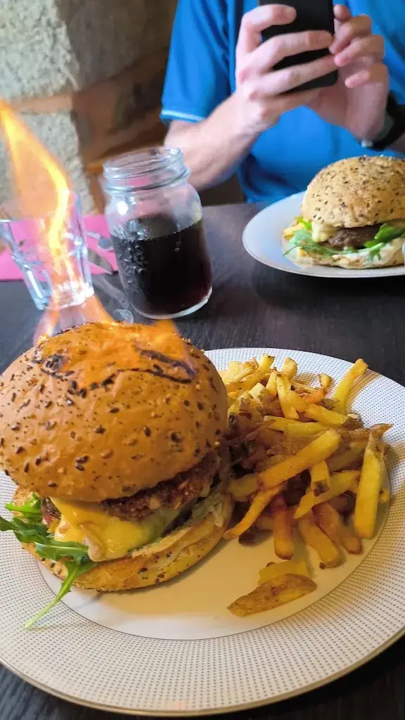 Oliver Robinson_CHEZ TONTON_Audierne_review