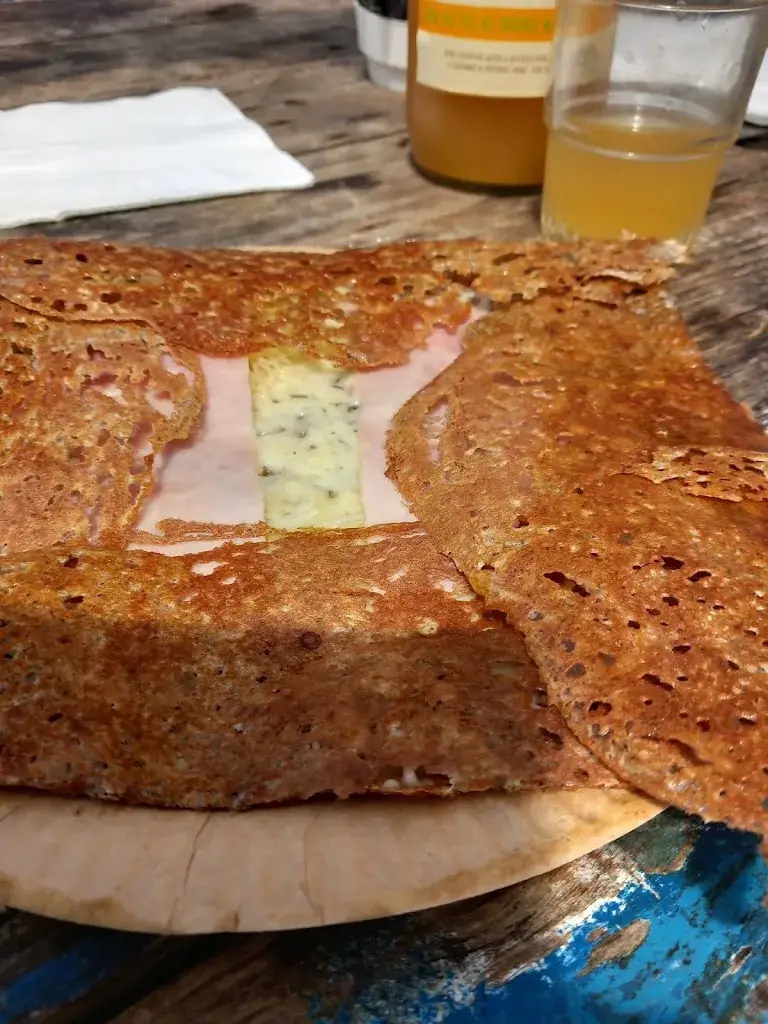 Michelle Gratton_La Caravane bleue_Audierne_review