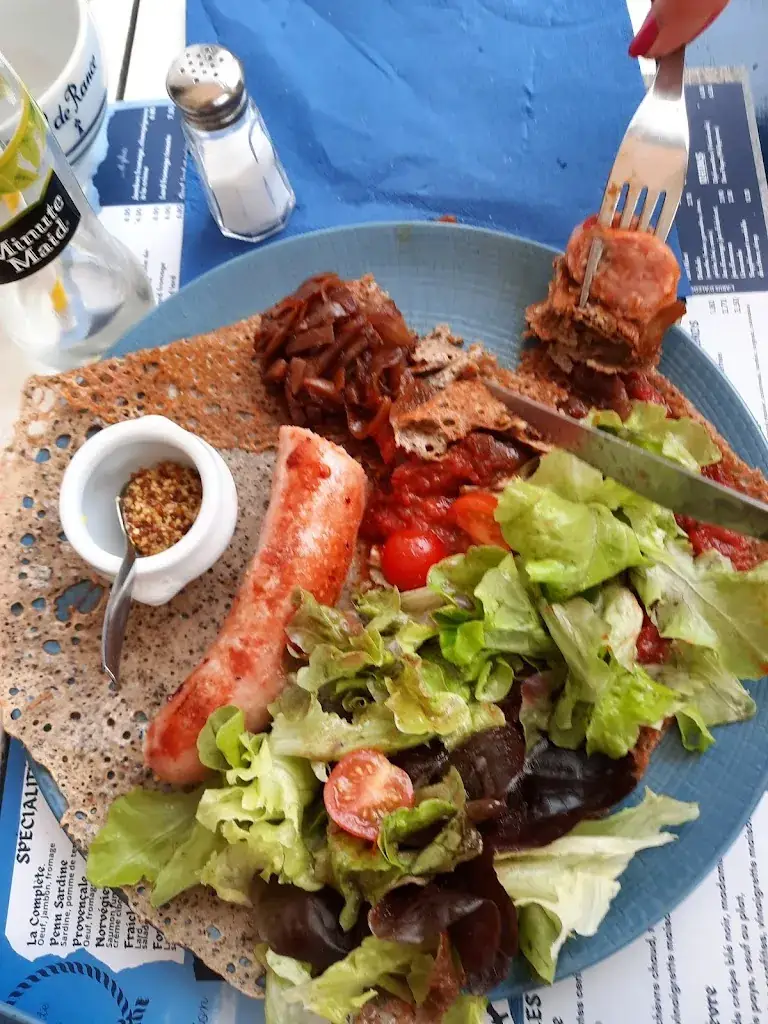 Menna Jones_La Mouette Rieuse_Bénodet_review