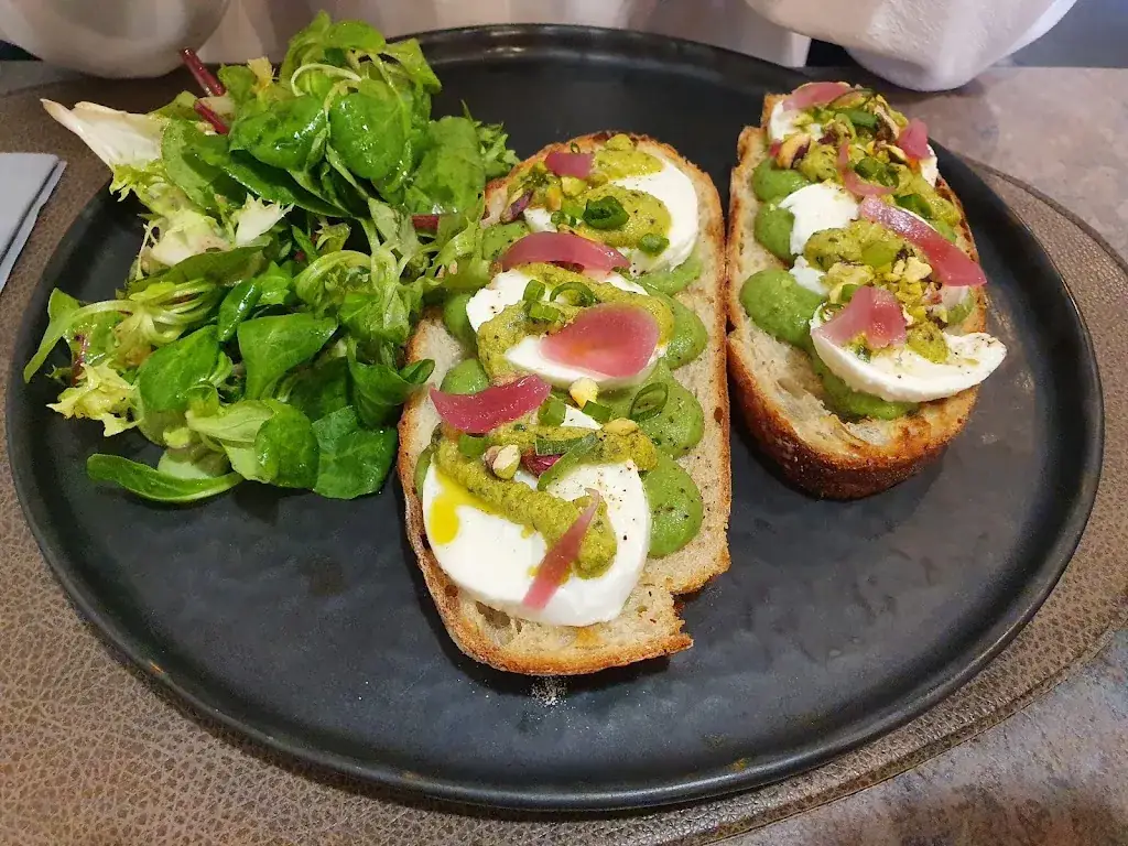 Przemyslaw Lasko_Peck & co._Brest_review