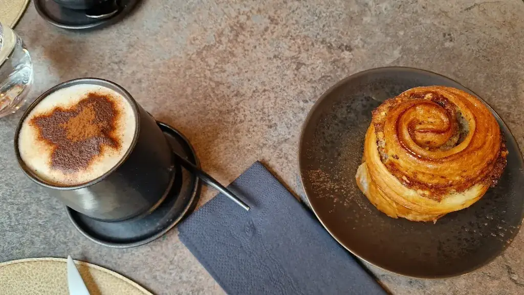 Antti Knutas_Peck & co._Brest_review