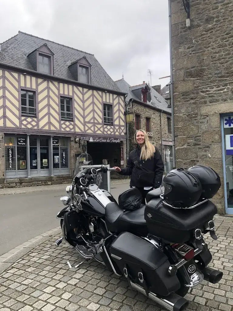 Follow the Beard_La Cour du Temple_Combourg_review