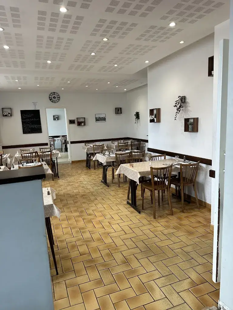 restaurant de la gare restaurant in Caulnes