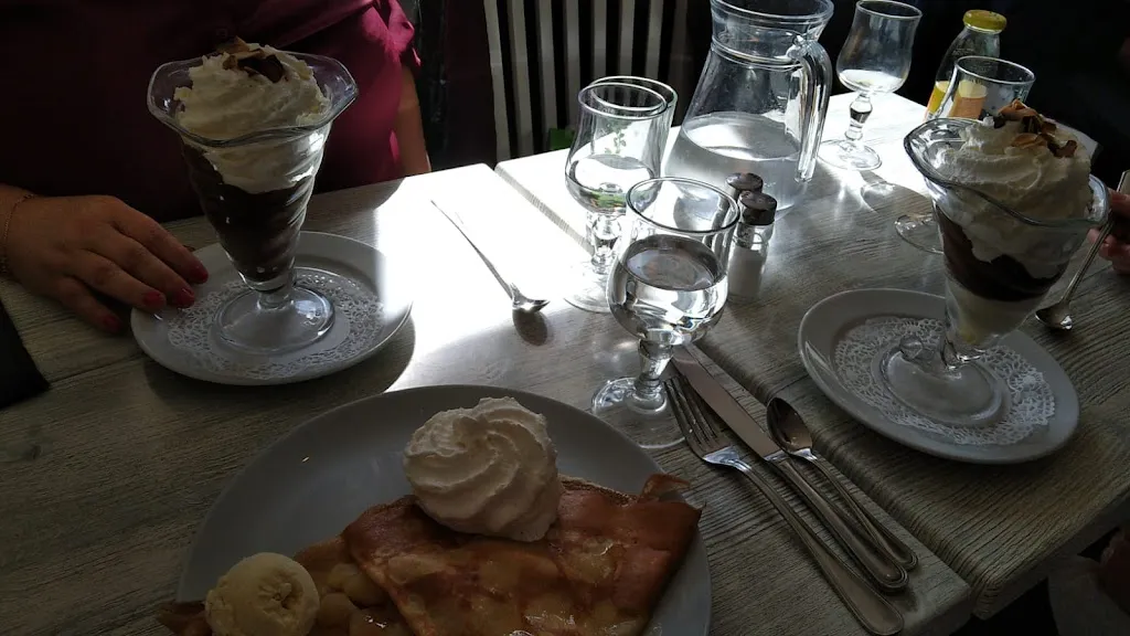 Nicola Wrebel_La Chaise du Curé_Carantec_review