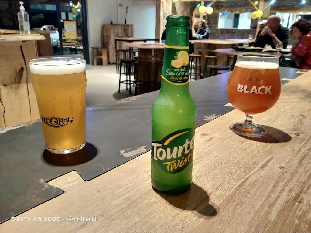 Leilani Lanilei_Auprès de ma Blonde_Châteaugiron_recensione