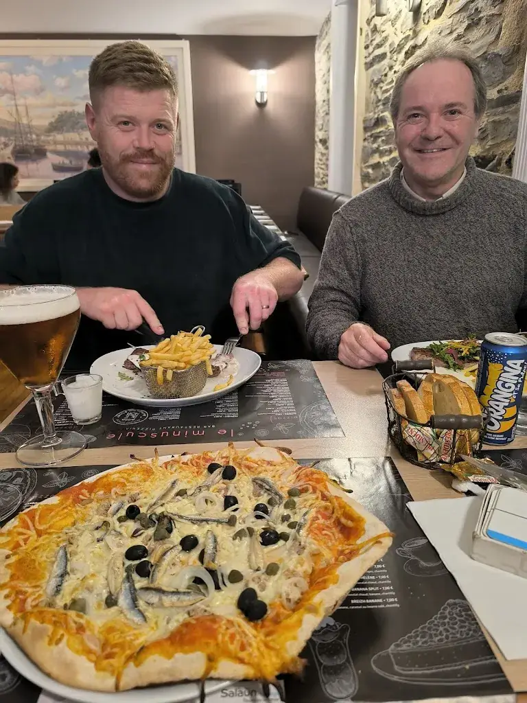 Ash Tod_Le Minuscule_Châteaulin_review