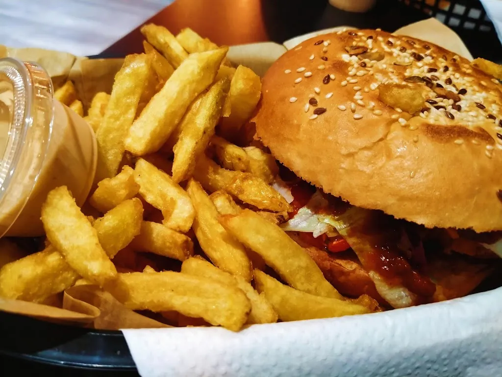 Leilani Lanilei_Homies Burger_Chantepie_review