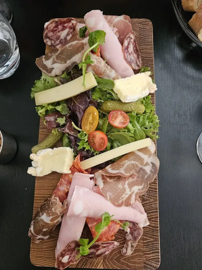 Véronique Dabrow_Les tontons mangeurs_Chartres-de-Bretagne_review