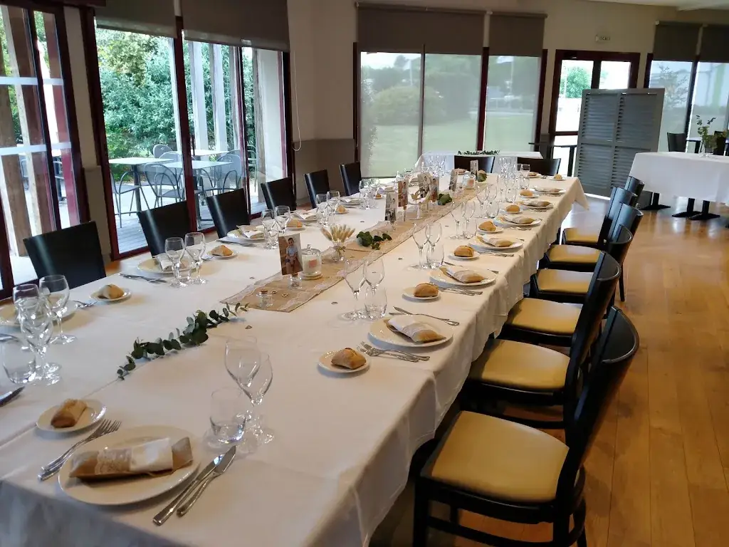 Le Castel J'Huly Restaurant in Châteaubourg