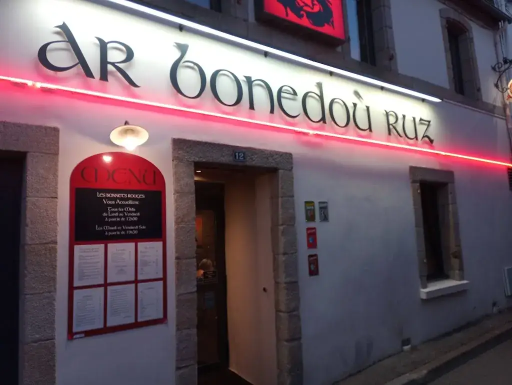 Brian Halsall_Les Bonnets Rouges - Ar Bonedoù Ruz_Carhaix-Plouguer_review