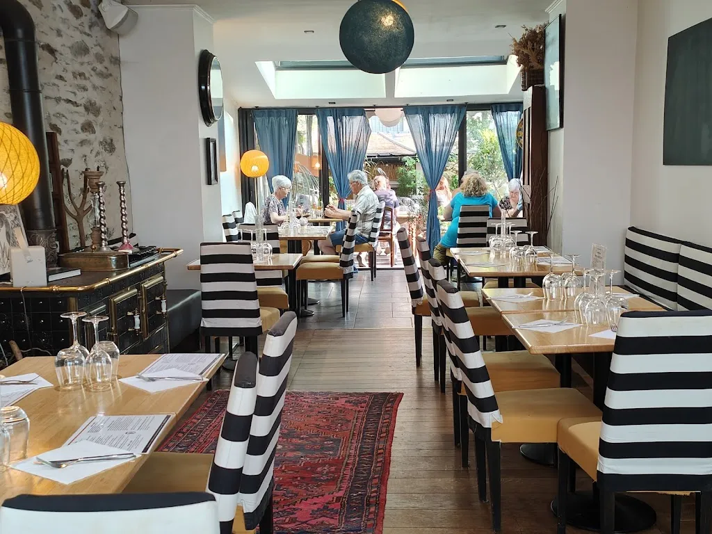 Adam Hayes_Le Renard et la Belette_Carhaix-Plouguer_review