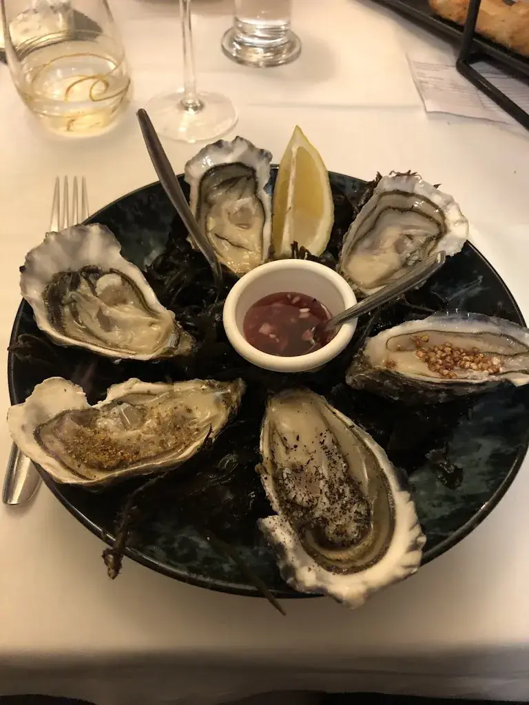 Jonas Robert_Le Bout du Quai_Cancale_review