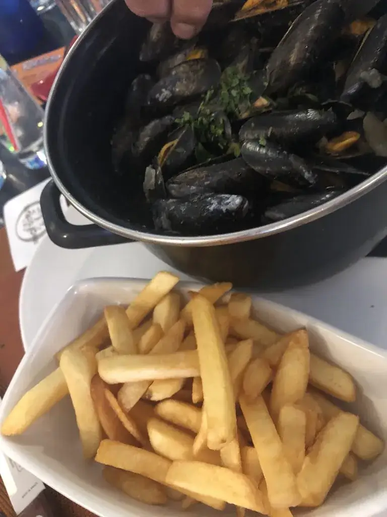 Joanna West_La Riviéra_Clohars-Carnoët_review