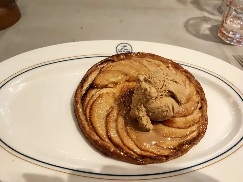 The Naked Review_The Shelter of the Waves_Dinard_review