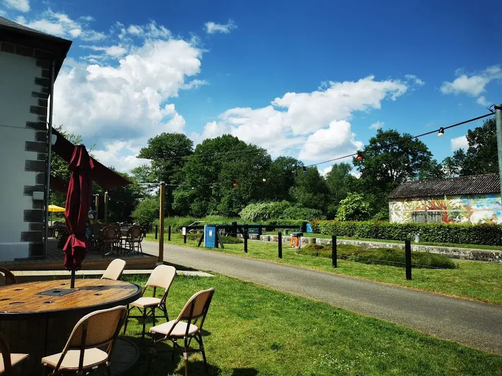 Julien Moison_LA GUINGUETTE DE CHANCLIN_Montreuil-sur-Ille_recensione