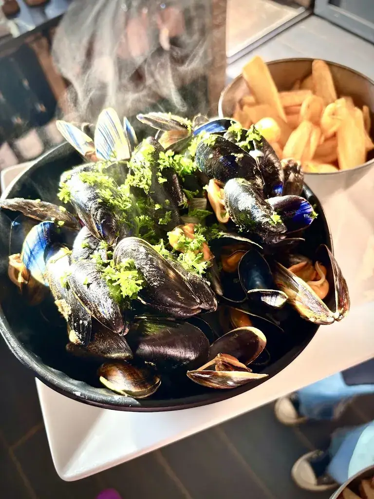 Le Chat qui Pêche_Étel_slider_image_2