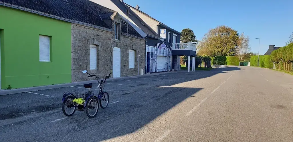 Le Dauphin restaurant in Guénin