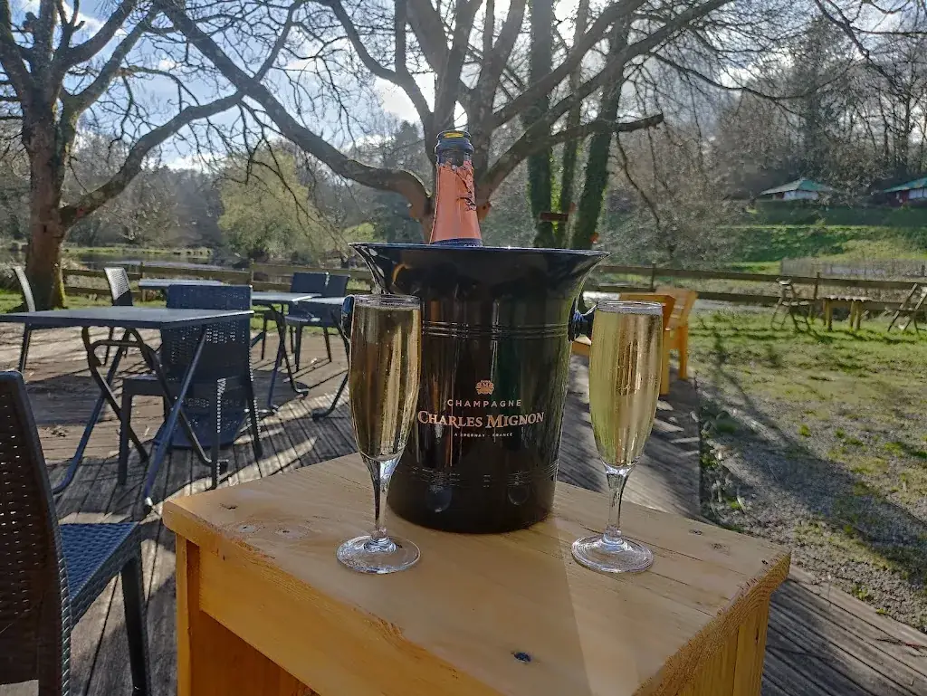 Pizzéria et Hébergements L'Ile aux Oiseaux Guern_Guern_slider_image_1