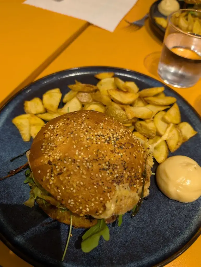 Dylan “Orochti” Massart_Le Ravinala, Bar à ambiance tropicale_Fougères_review