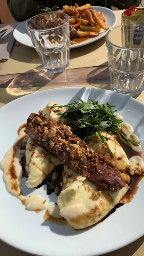 Amélia DONCQUE_Brasserie Les 2 Coqs_Bonneville_review