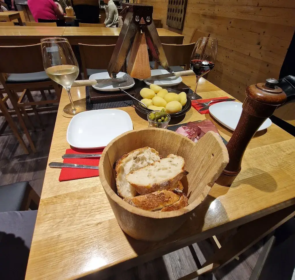 Andrea Váradi-Gáspár_4 VIN 4_Bonneville_review