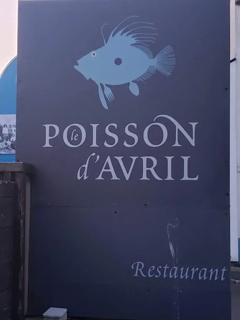 Jon Phillips_Le Poisson D'Avril_Guilvinec_review