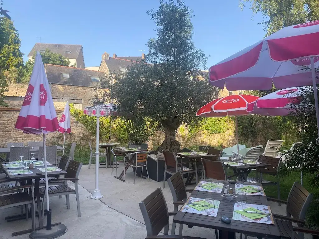 LA VILLA DES OLIVIERS restaurant à Guingamp