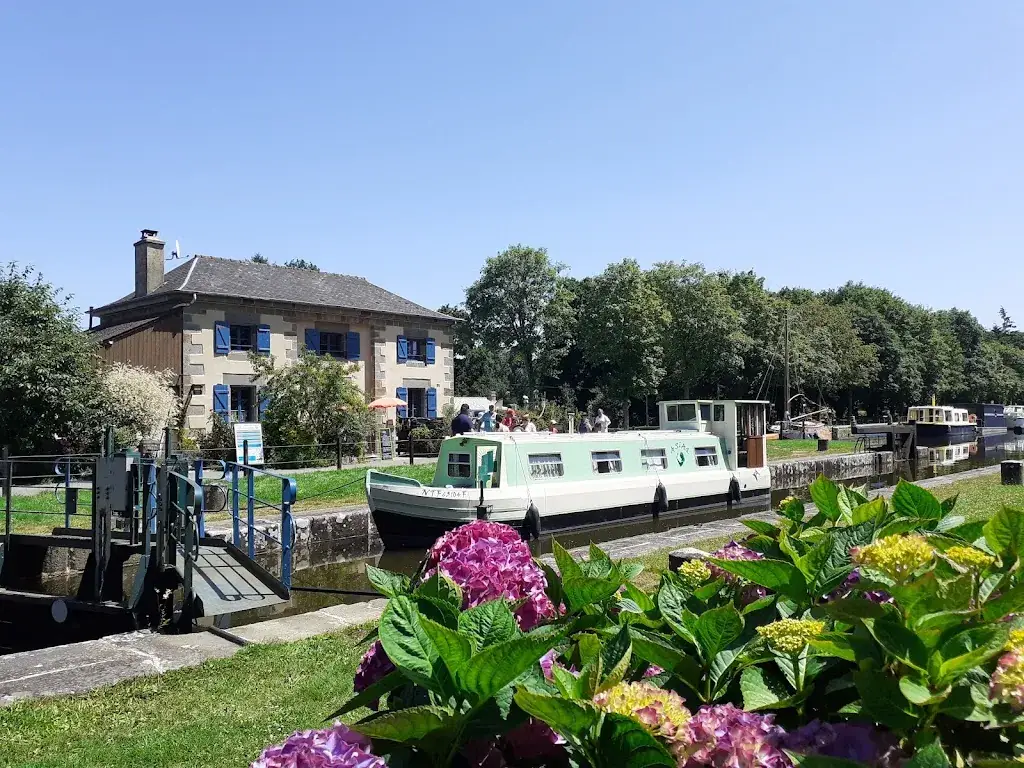 ILLE FLOTTANTE restaurant in Hédé-Bazouges
