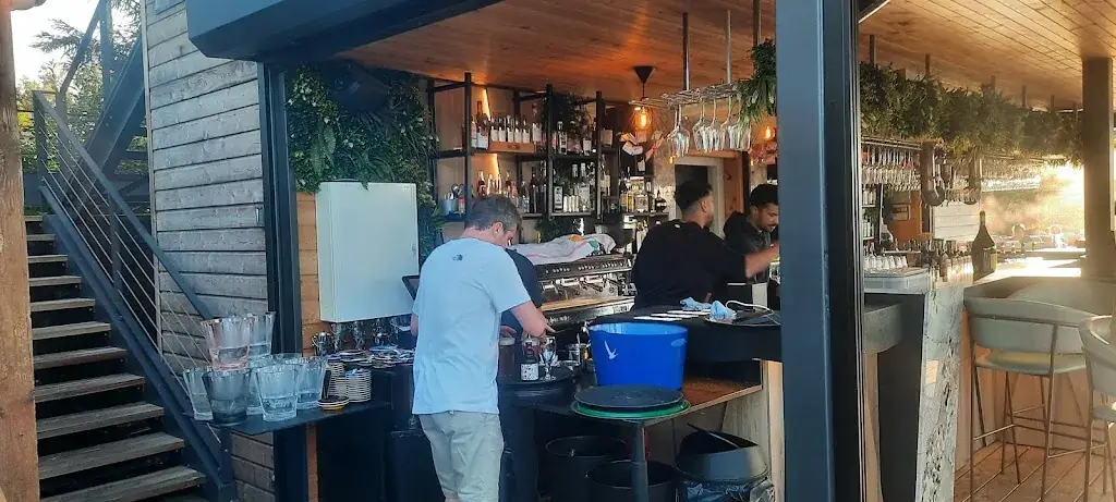 Sudershan Singh Gusain_L'atmosphère_Bellerive-sur-Allier_review